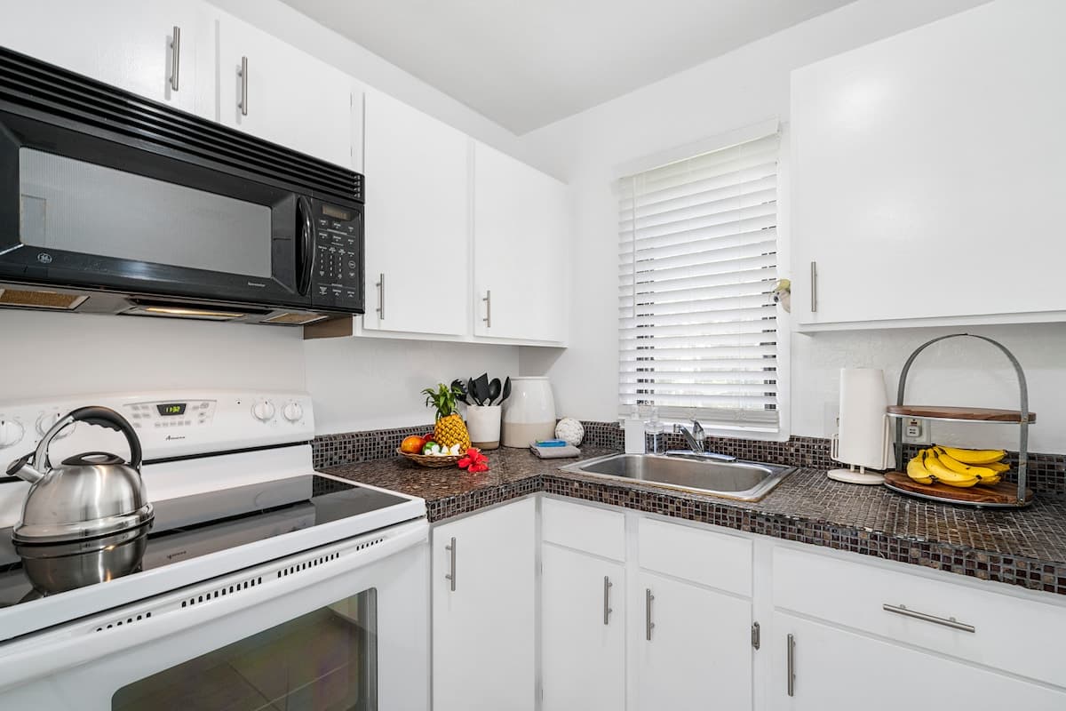 Condo in Kailua-Kona · ★4.85 · Studio · 1 bed · 1 bath - Photo 3