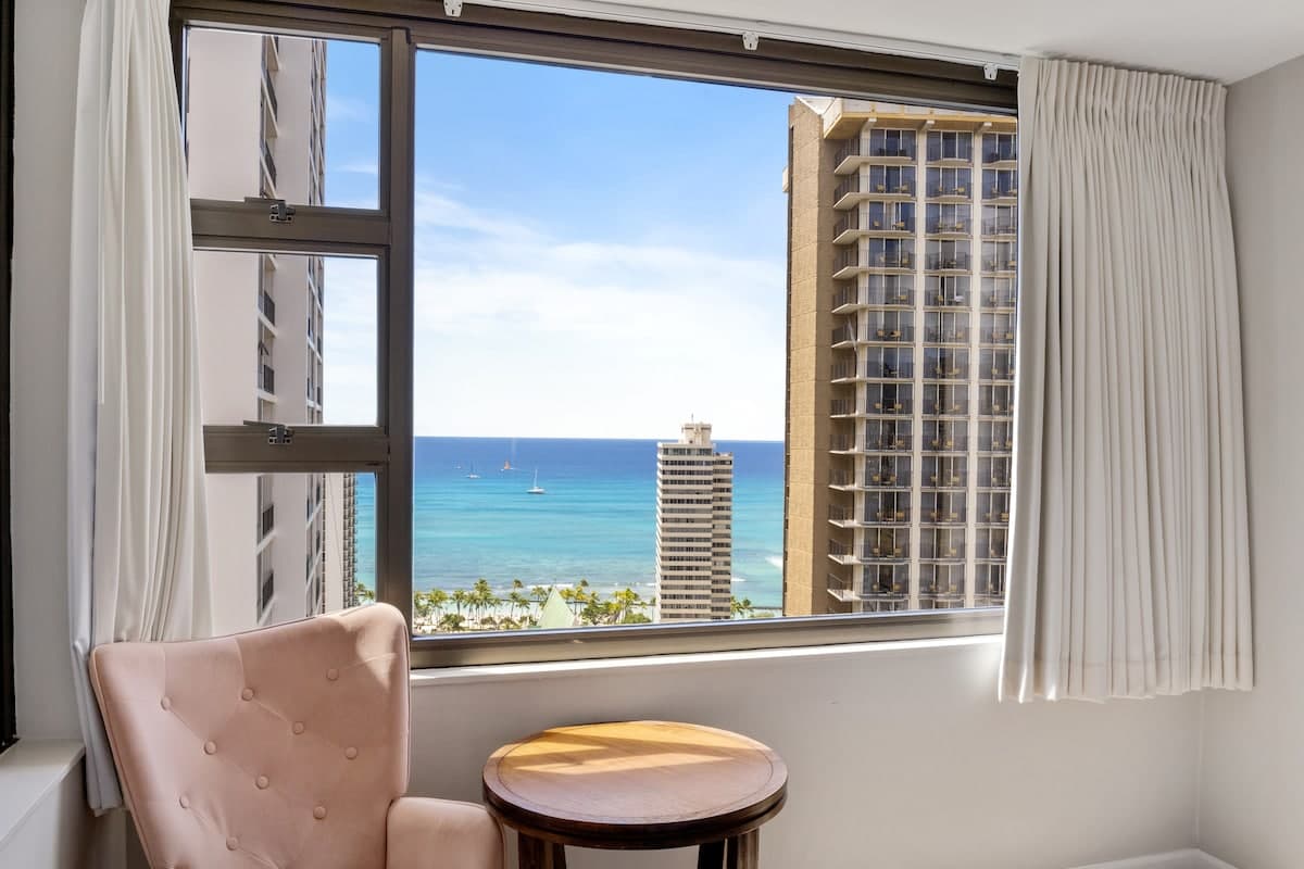 Perfect Waikiki Getaway 1BR OceanView Free Parking - Photo 2