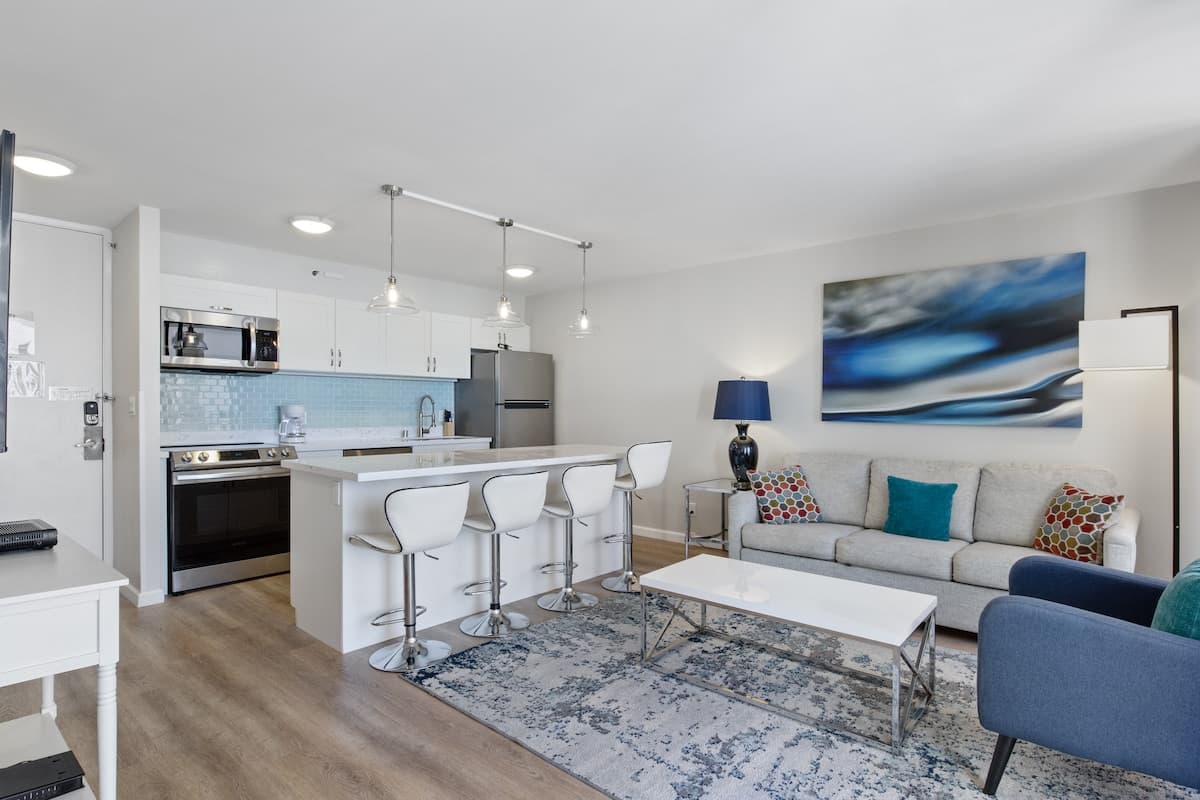 Perfect Waikiki Getaway 1BR OceanView Free Parking - Photo 1