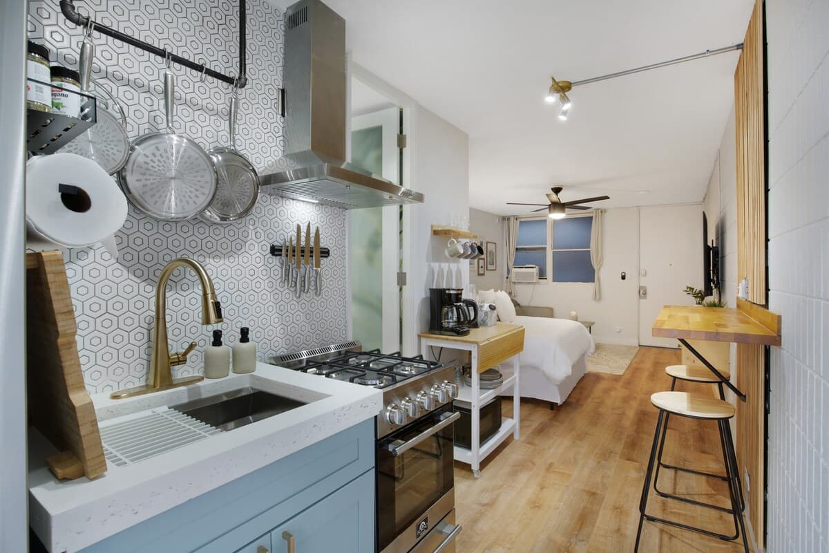 Condo in Honolulu · ★4.91 · Studio · 1 private bath - Photo 1