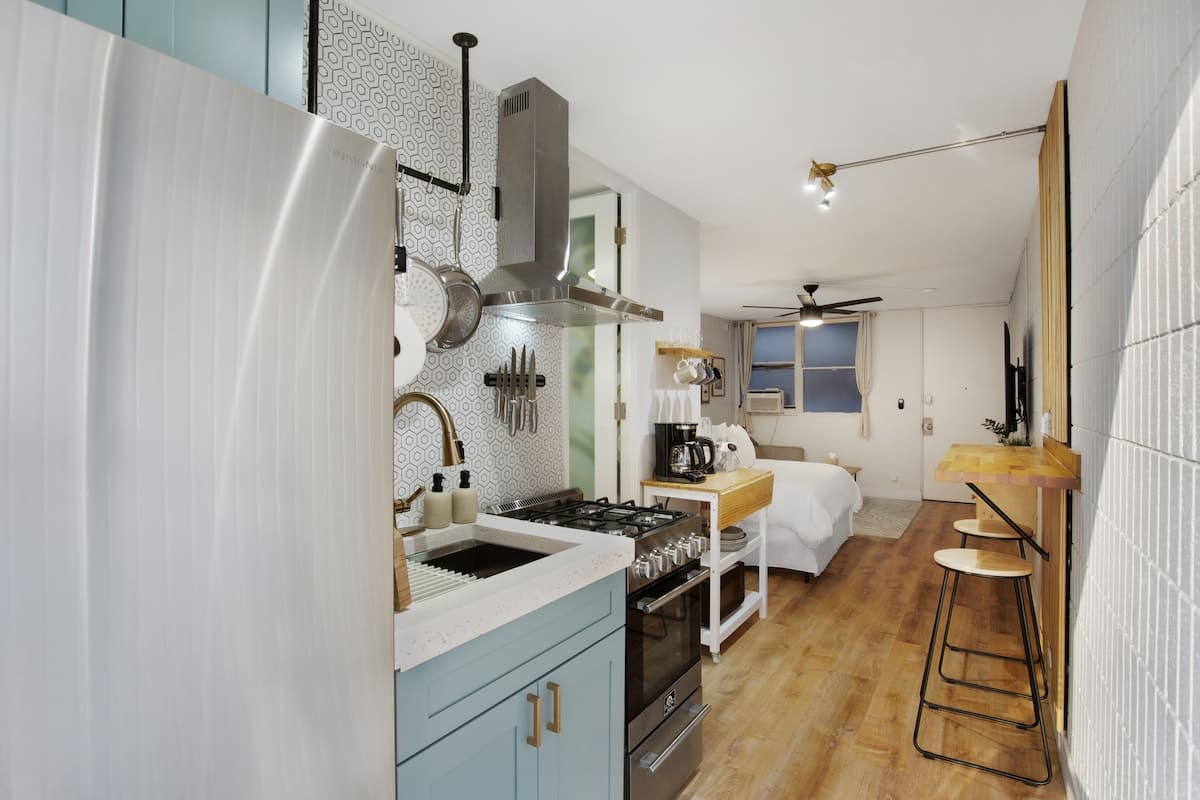 Condo in Honolulu · ★4.91 · Studio · 1 private bath - Photo 3