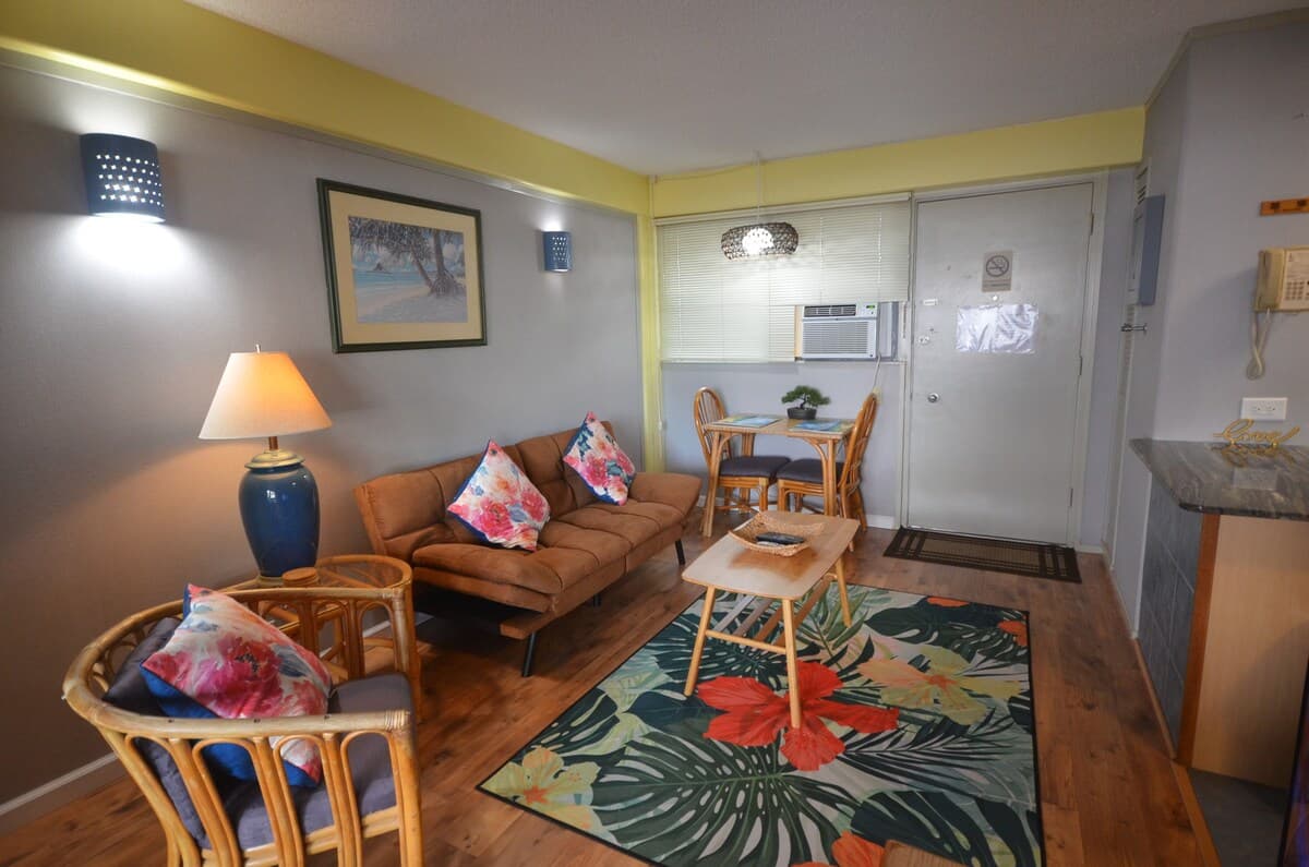 HK405 King bed, Full Kitchen, Pool & Waikiki Beach - Photo 4