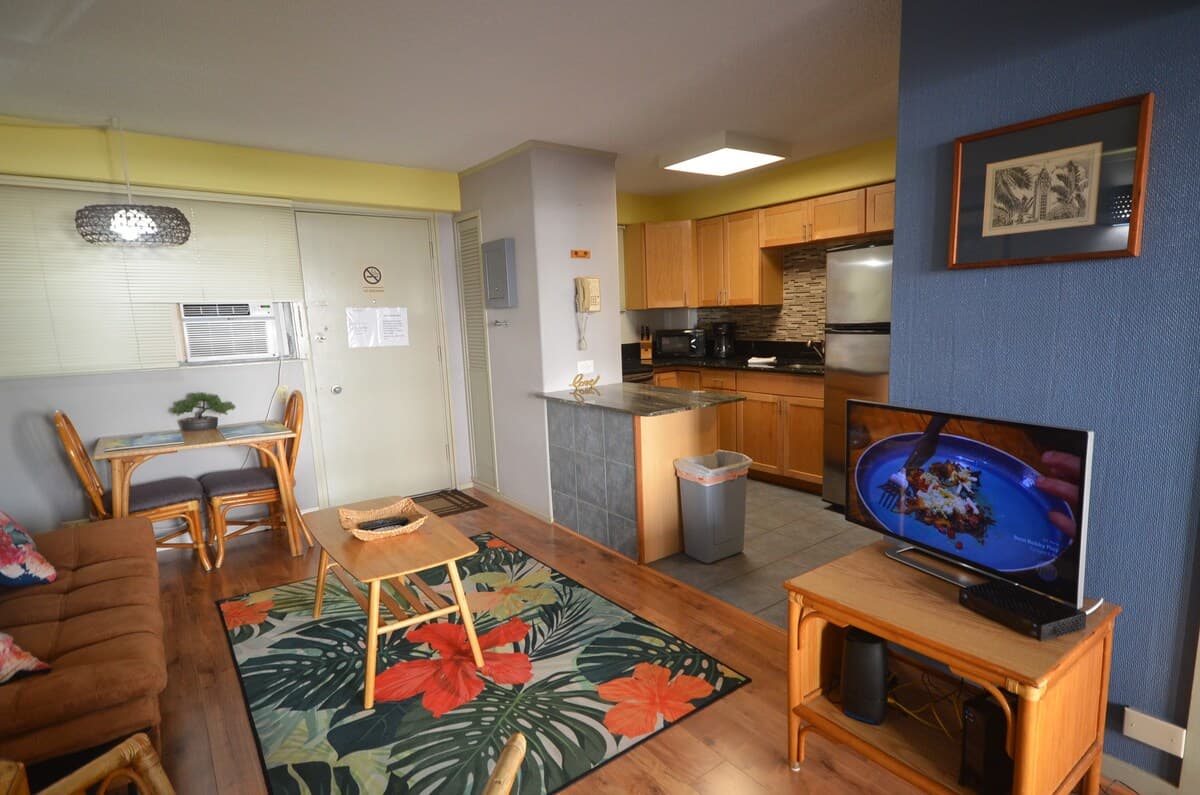 HK405 King bed, Full Kitchen, Pool & Waikiki Beach - Photo 3