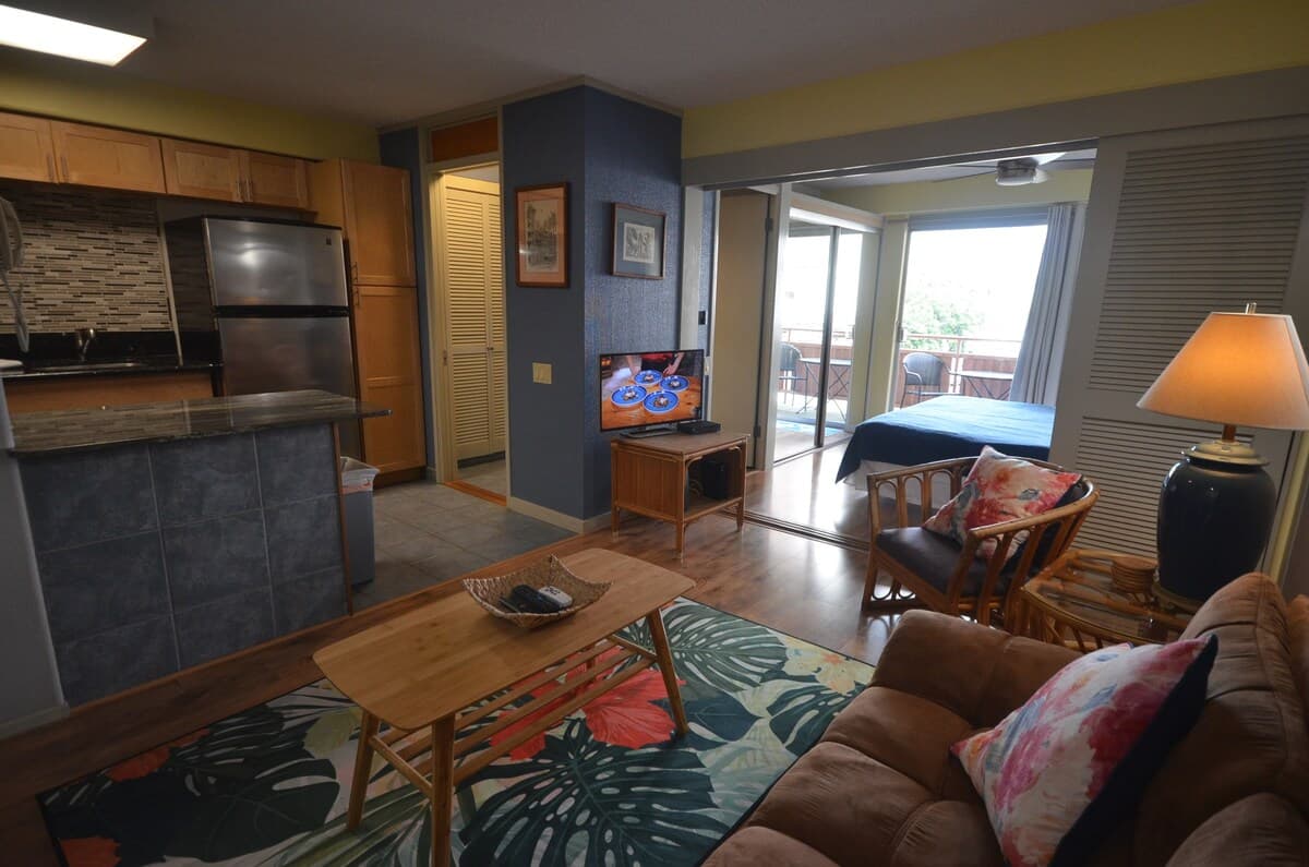 HK405 King bed, Full Kitchen, Pool & Waikiki Beach - Photo 2