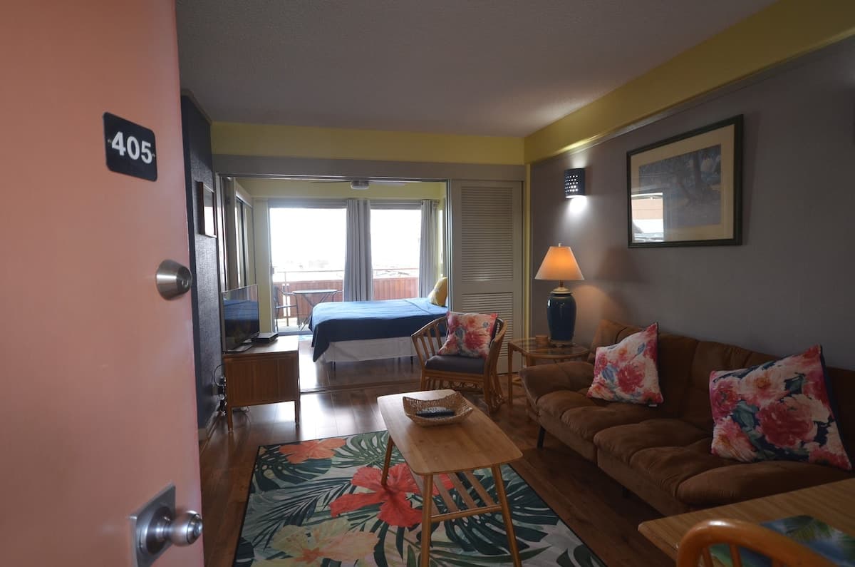 HK405 King bed, Full Kitchen, Pool & Waikiki Beach - Photo 1