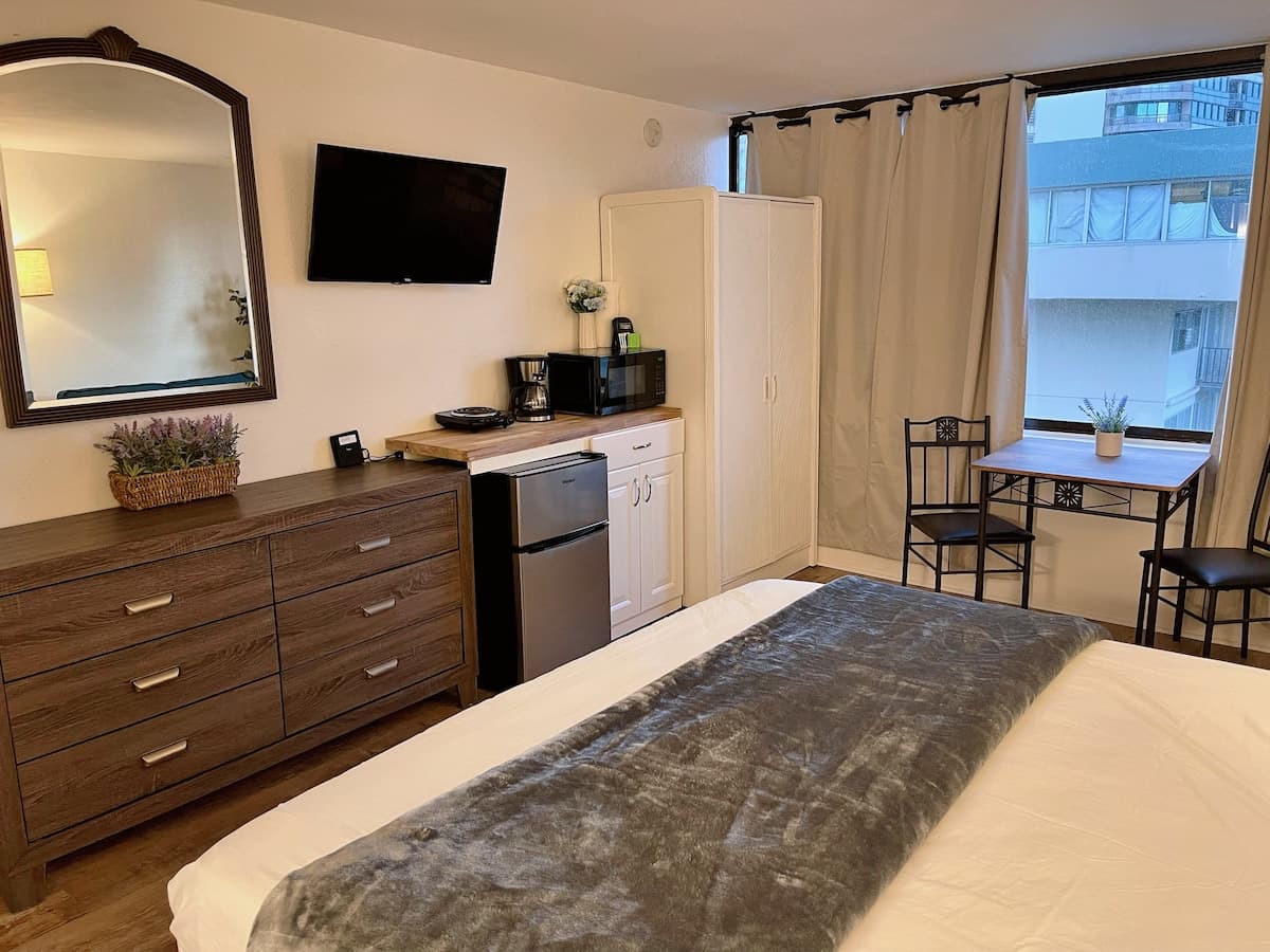 Condo in Honolulu · ★4.91 · 1 bedroom · 2 beds · 1 private bath - Photo 5