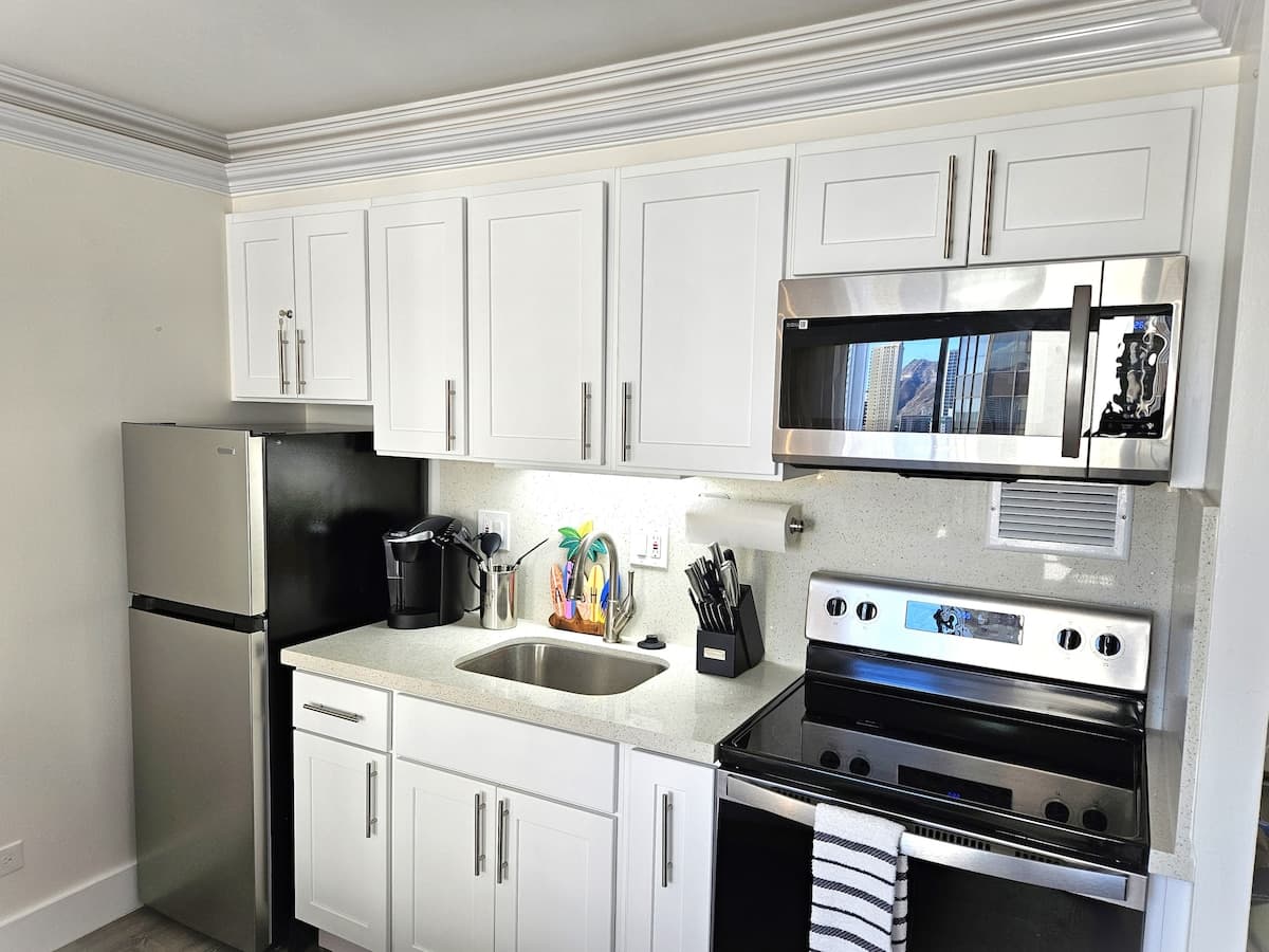 2 Queen+Sofa, Free Parking, New Renovation, View! - Photo 3