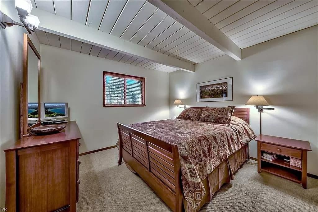 Home in Incline Village · ★4.47 · 3 bedrooms · 4 beds · 2 private baths - Photo 3