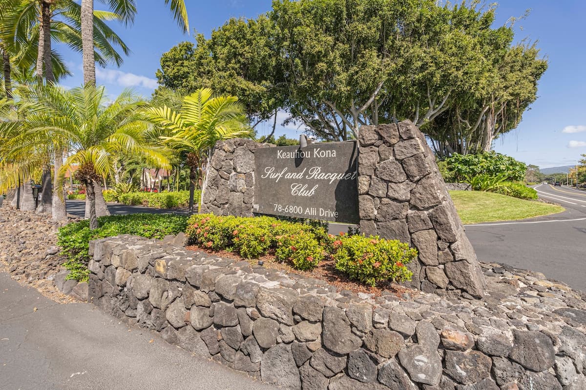 Townhouse in Kailua-Kona · ★4.94 · 2 bedrooms · 4 beds · 2 baths - Photo 2