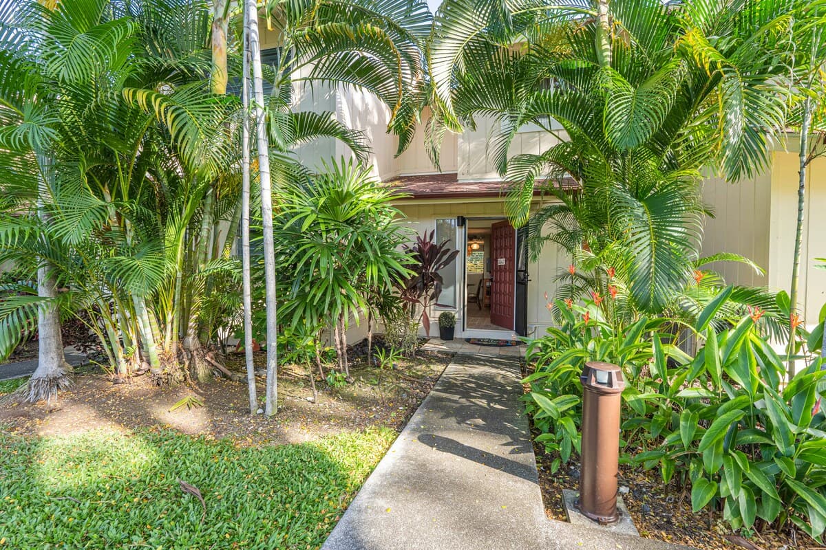 Townhouse in Kailua-Kona · ★4.94 · 2 bedrooms · 4 beds · 2 baths - Photo 5