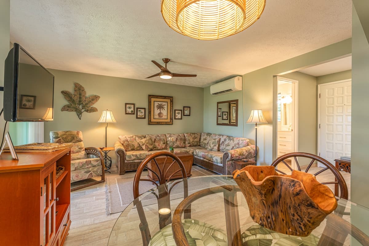 Townhouse in Kailua-Kona · ★4.94 · 2 bedrooms · 4 beds · 2 baths - Photo 1