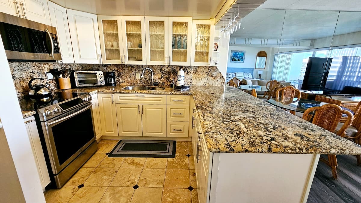 Condo in Honolulu · ★4.96 · 1 bedroom · 1 bed · 1 private bath - Photo 5