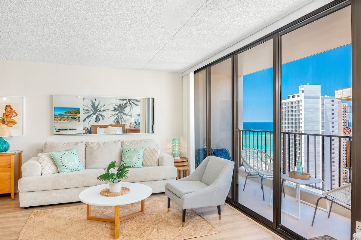 Condo in Honolulu · ★4.97 · 1 bedroom · 2 beds · 1 private bath - Photo 2