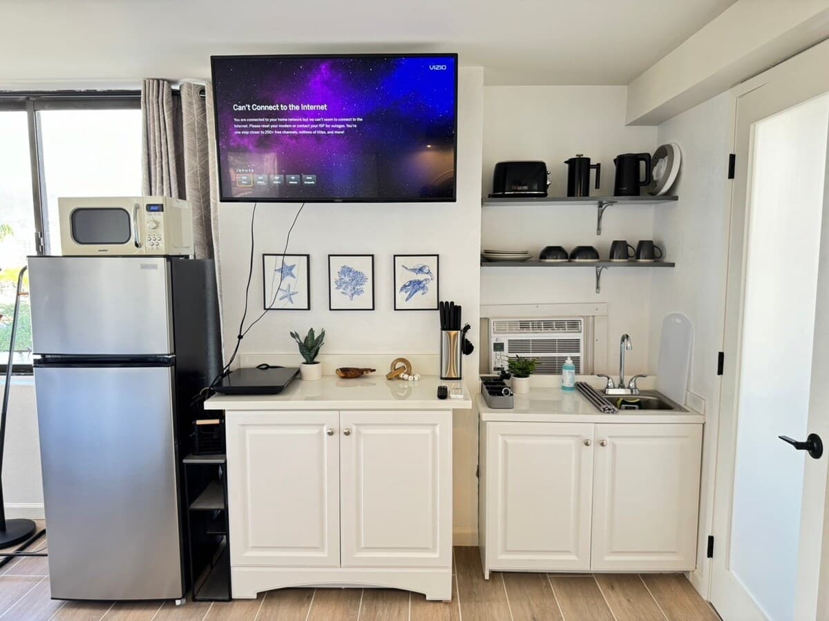 Condo in Honolulu · ★4.89 · Studio · 1 bed · 1 private bath - Photo 5