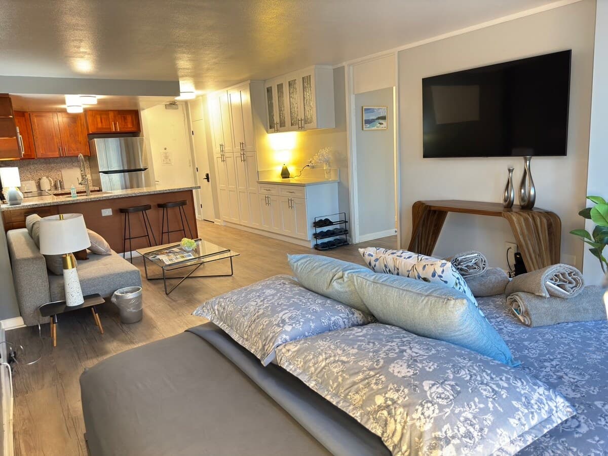 Condo in Honolulu · ★4.75 · 1 bedroom · 4 beds · 1 private bath - Photo 3