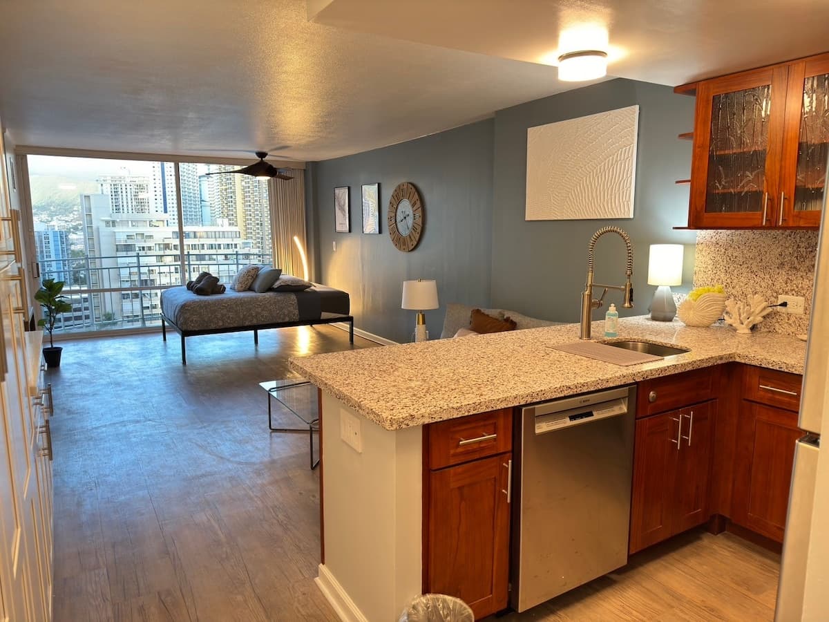 Condo in Honolulu · ★4.75 · 1 bedroom · 4 beds · 1 private bath - Photo 2