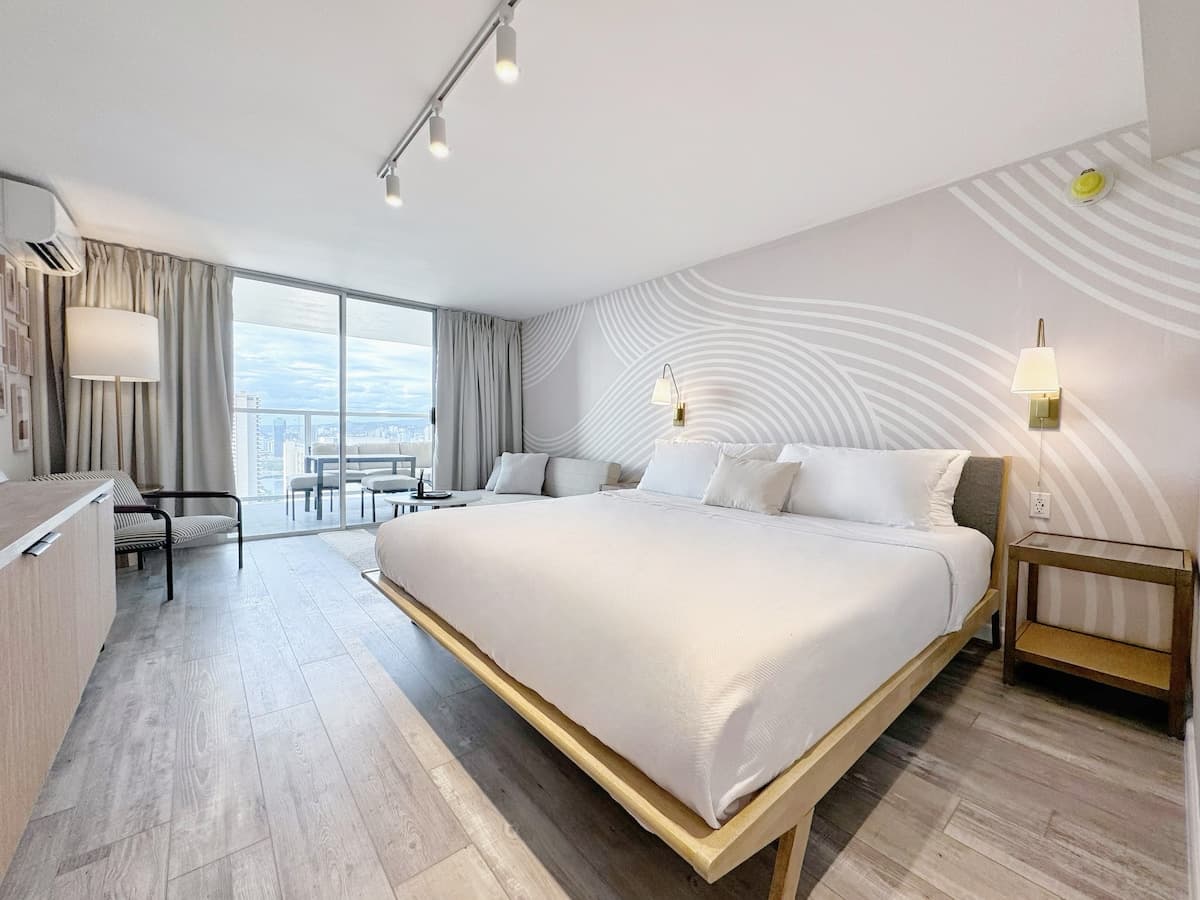 37F-Gorgeous High-FL Studio w/Ocean & City Views - Photo 1