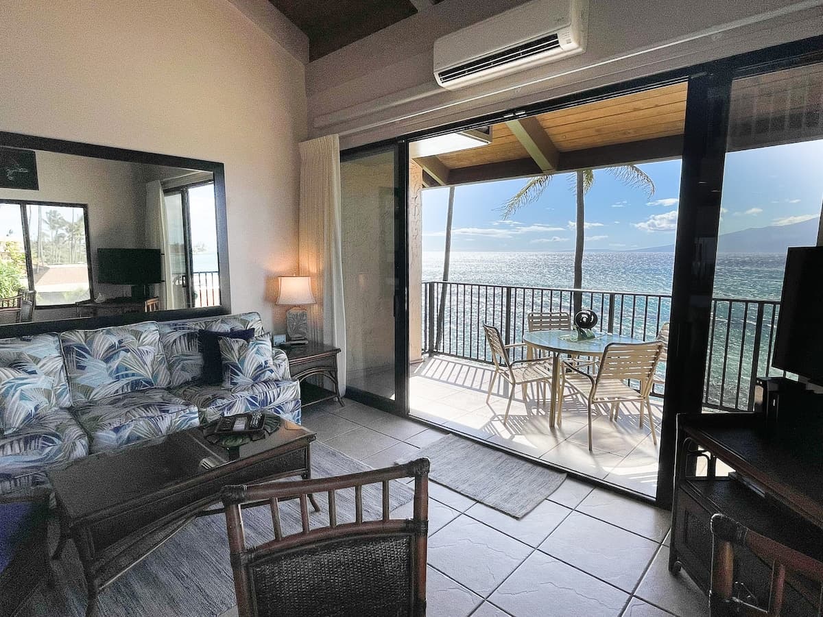 Condo in Lahaina · ★4.79 · 2 bedrooms · 5 beds · 2 baths - Photo 3