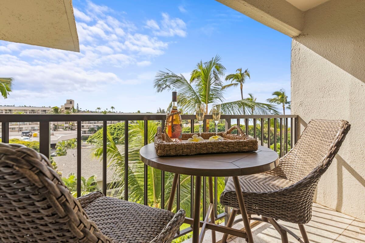 Condo in Kihei · ★4.98 · 1 bedroom · 2 beds · 1 private bath - Photo 4