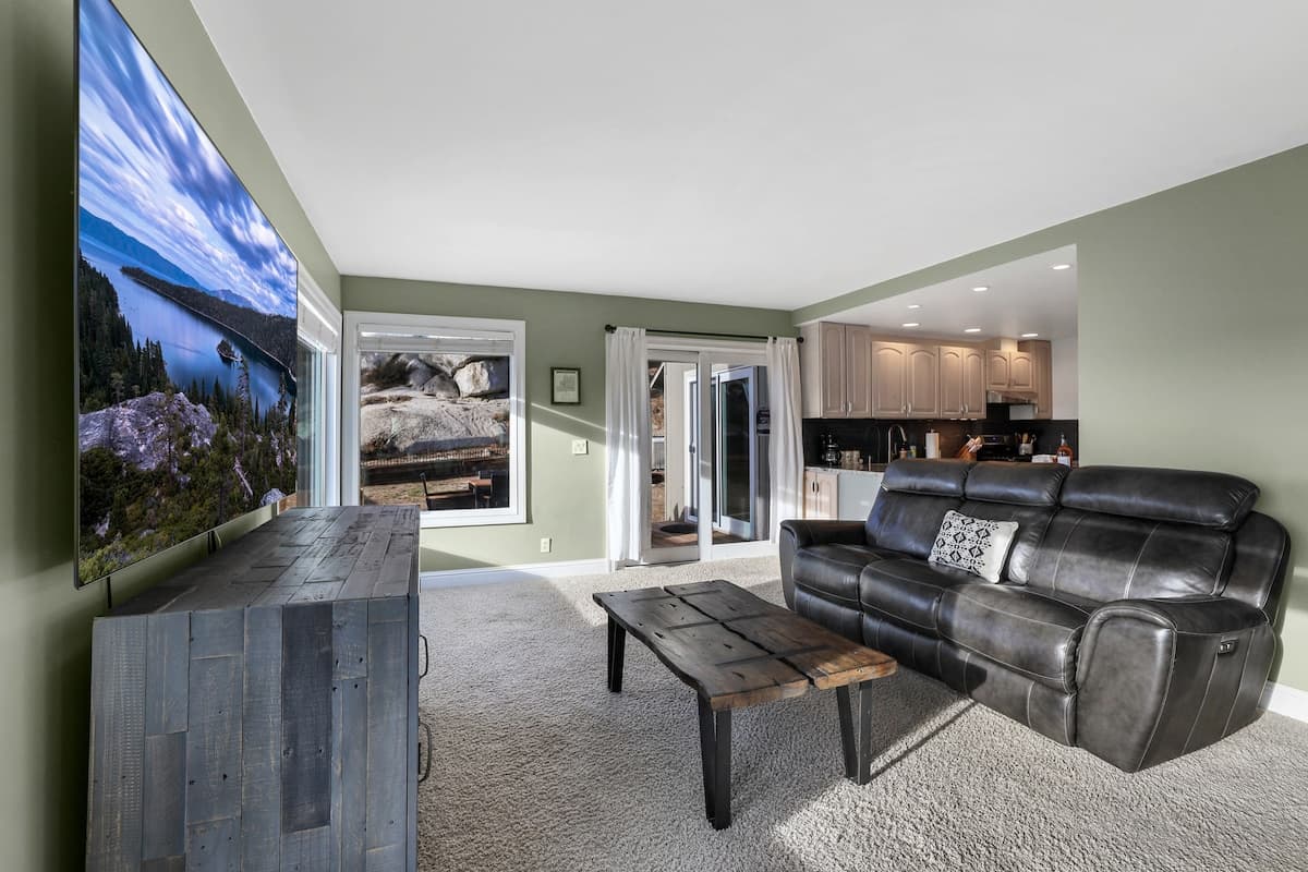 Home in Glenbrook · ★4.92 · 4 bedrooms · 5 beds · 4 private baths - Photo 3