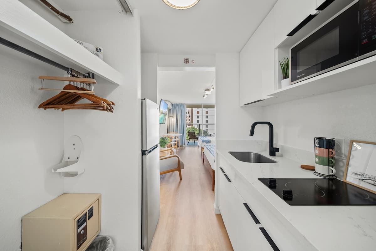 Nice Modern Studio w/nice view in Waikiki! - Photo 4