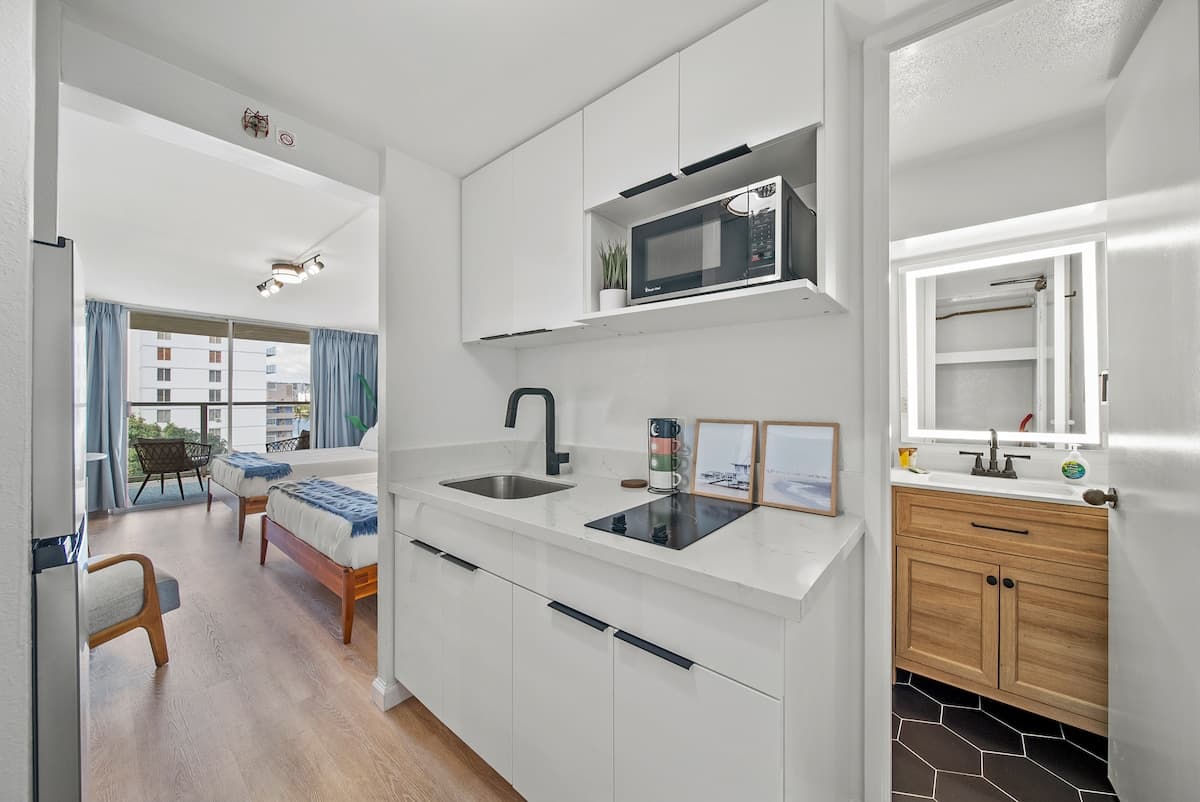 Nice Modern Studio w/nice view in Waikiki! - Photo 2