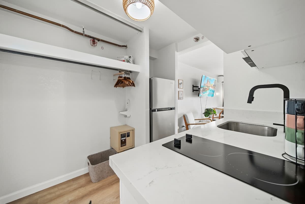 Nice Modern Studio w/nice view in Waikiki! - Photo 3