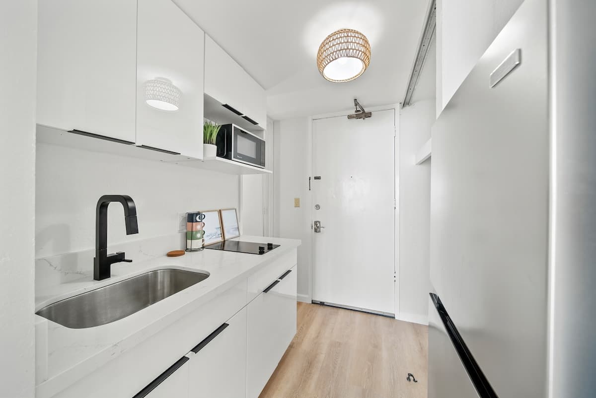 Nice Modern Studio w/nice view in Waikiki! - Photo 5