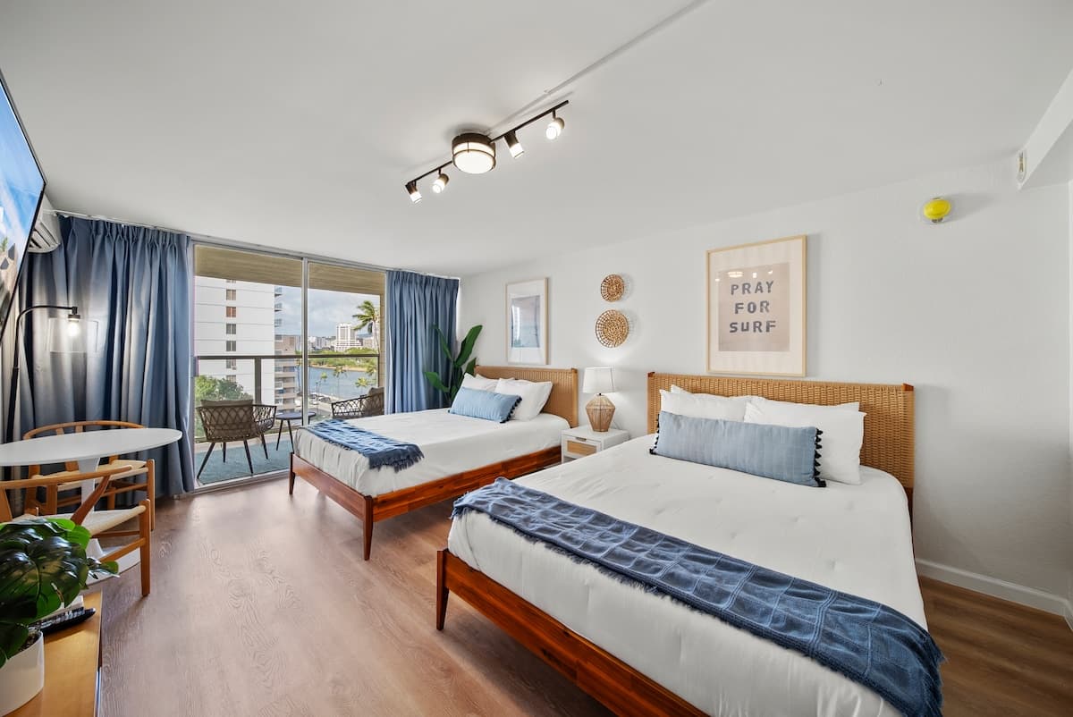 Nice Modern Studio w/nice view in Waikiki! - Photo 1