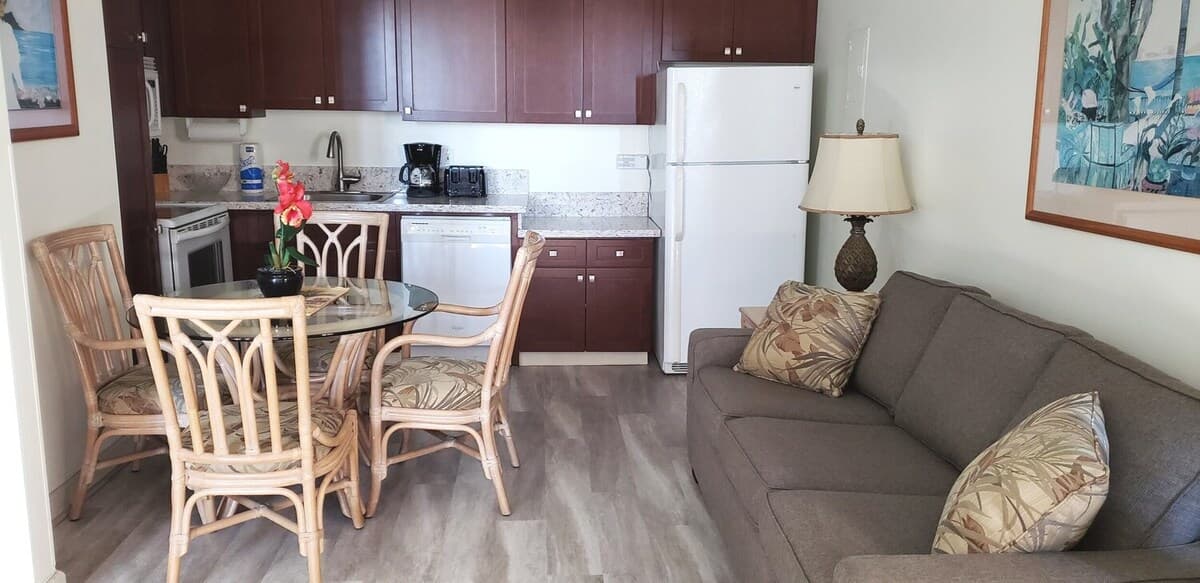 FREE Parking Corner 1BR/4 in Heart of Waikiki - Photo 3