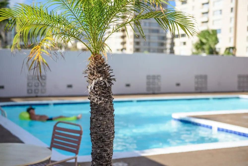 FREE Parking Corner 1BR/4 in Heart of Waikiki - Photo 1