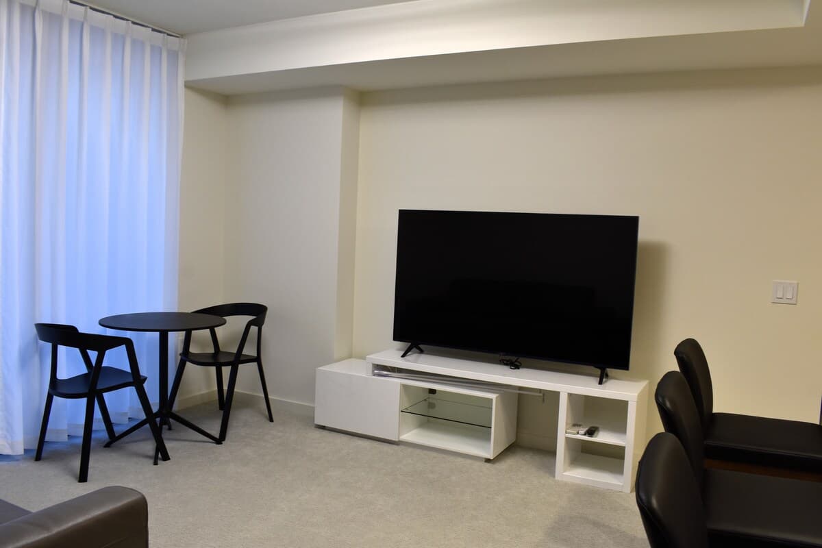 Condo in Honolulu · ★5.0 · 2 bedrooms · 2 beds · 2 baths - Photo 3