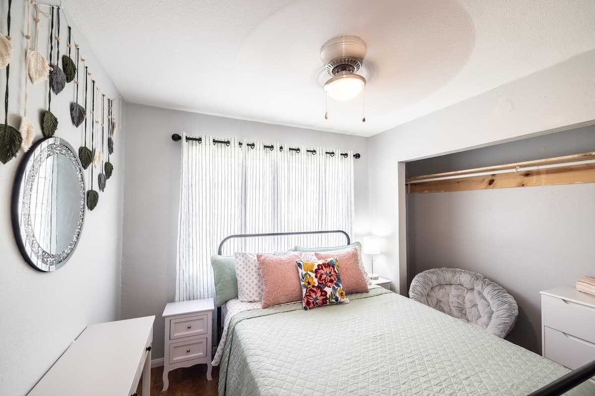 Condo in Kailua-Kona · ★4.67 · 2 bedrooms · 2 beds · 1 private bath - Photo 2