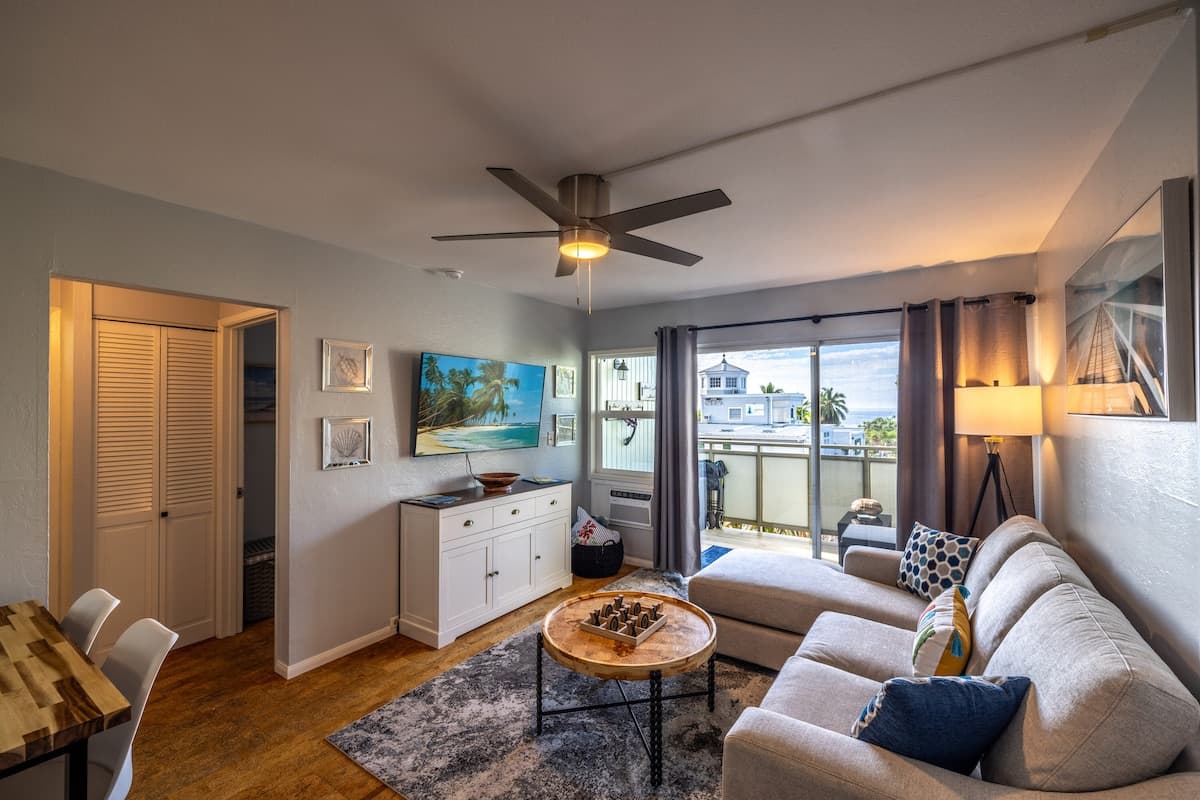 Condo in Kailua-Kona · ★4.67 · 2 bedrooms · 2 beds · 1 private bath - Photo 4