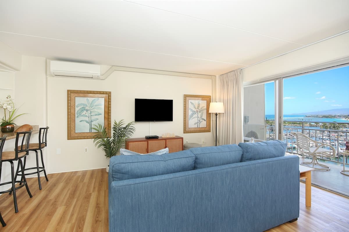 Condo in Honolulu · ★4.39 · Studio · 2 beds · 1 private bath - Photo 2