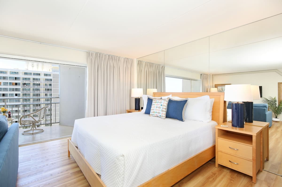 Condo in Honolulu · ★4.39 · Studio · 2 beds · 1 private bath - Photo 3