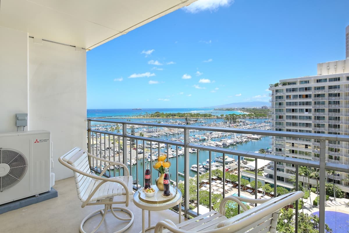 Condo in Honolulu · ★4.39 · Studio · 2 beds · 1 private bath - Photo 4