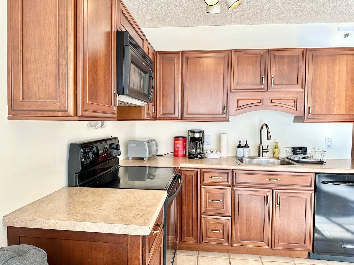 Charming 1bdrm w/Free parking with Ocean Views - Photo 2