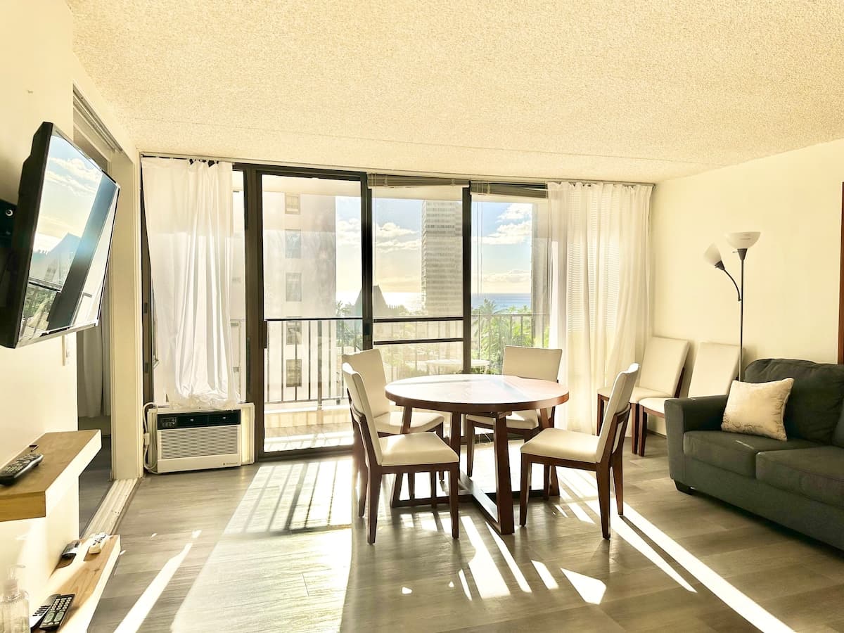 Charming 1bdrm w/Free parking with Ocean Views - Photo 1