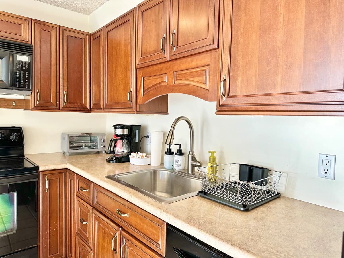 Charming 1bdrm w/Free parking with Ocean Views - Photo 3