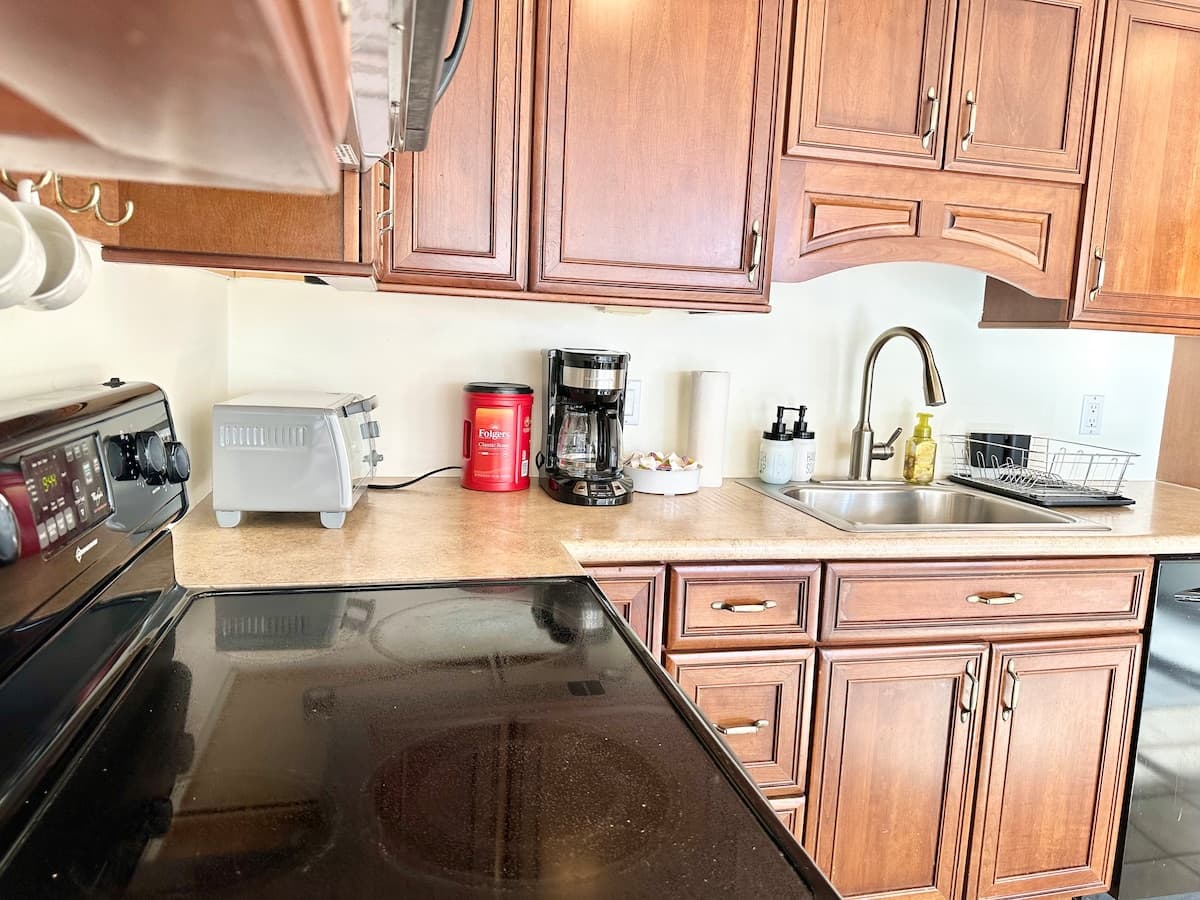 Charming 1bdrm w/Free parking with Ocean Views - Photo 4