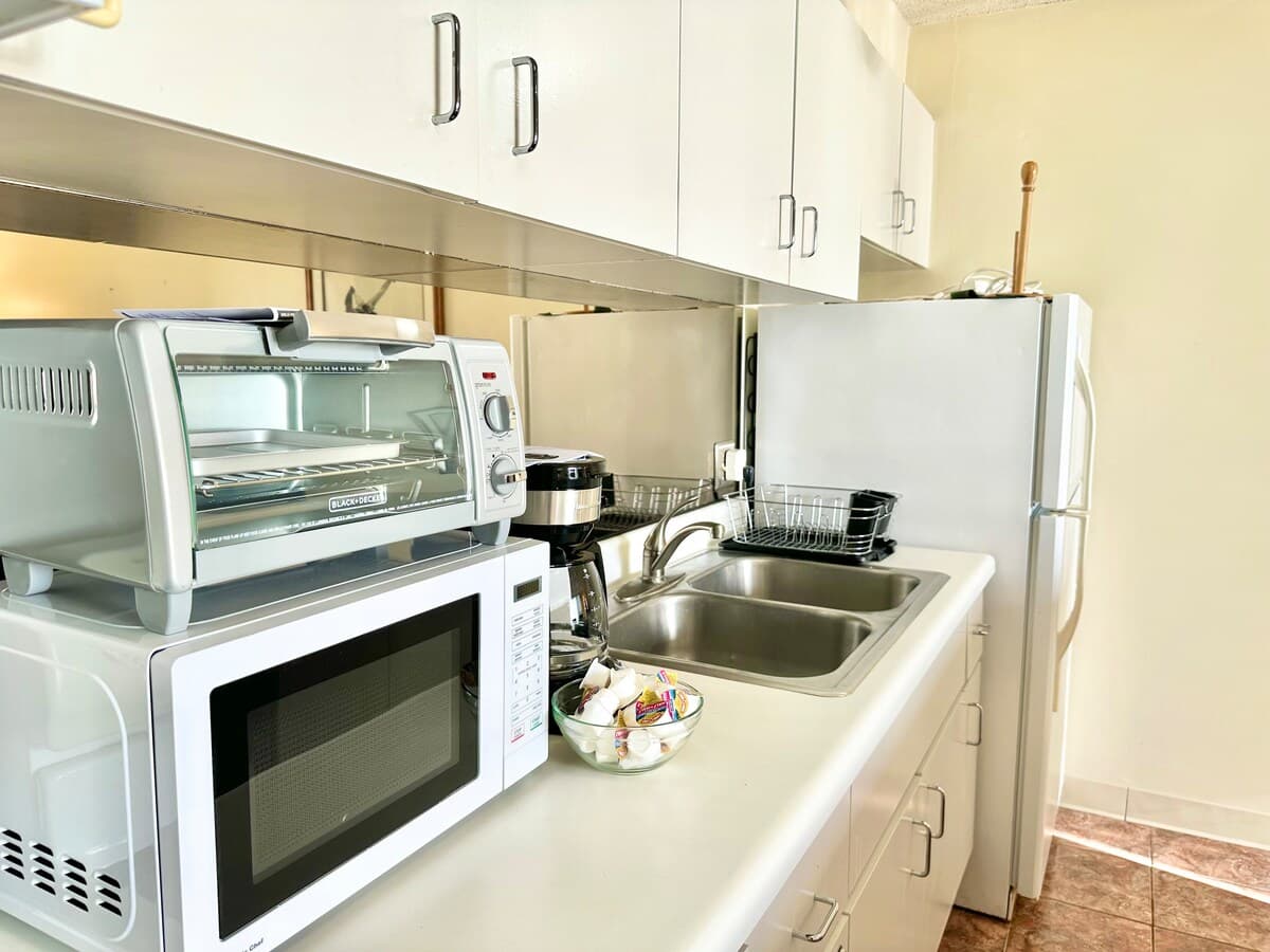 Chic 1bdrm w/OV and Free Parking at Waikiki Banyan - Photo 4