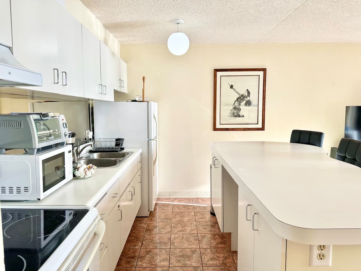 Chic 1bdrm w/OV and Free Parking at Waikiki Banyan - Photo 1