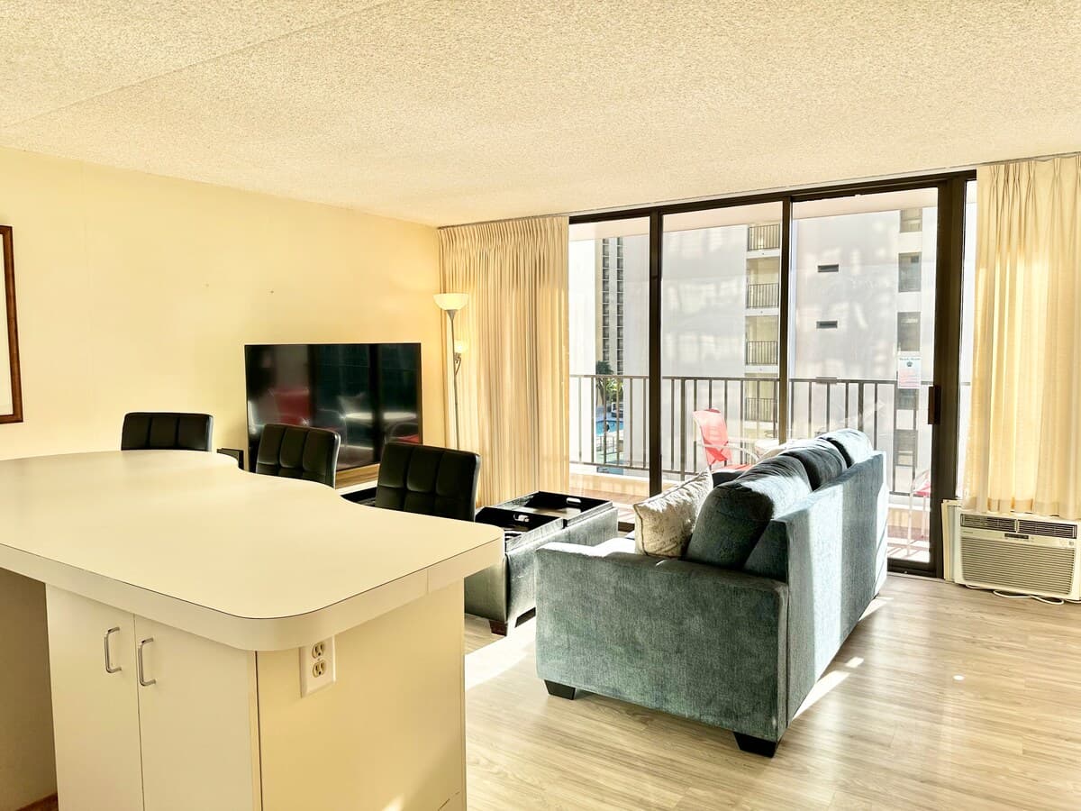 Chic 1bdrm w/OV and Free Parking at Waikiki Banyan - Photo 3