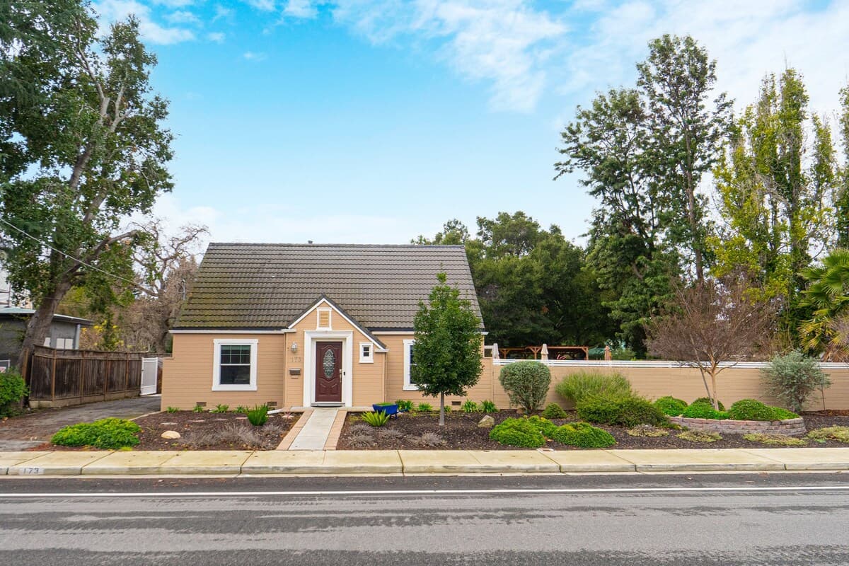 Newly Renovated 5BR + Private Studio, 2085sqft - Photo 3