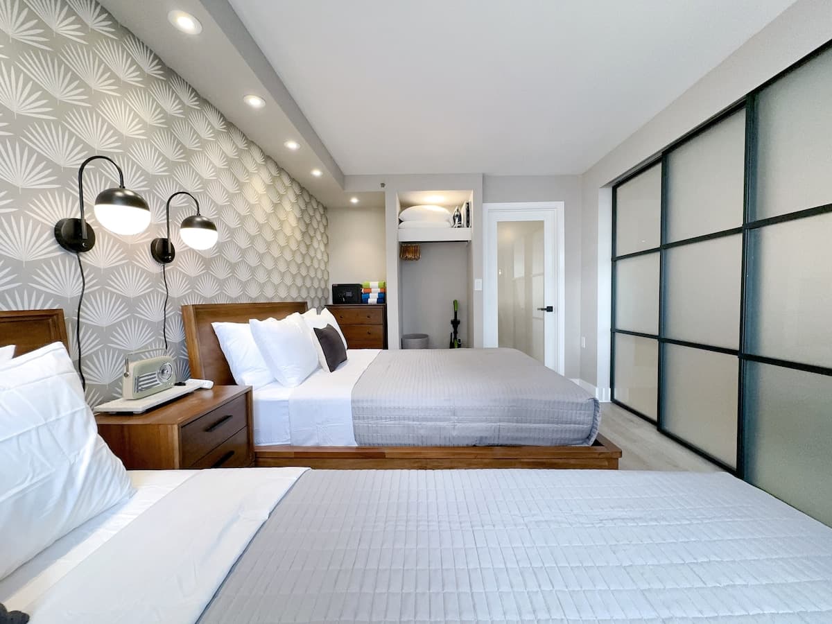 Upscale Ultra Modern Renovated 1BR+Free Parking! - Photo 1