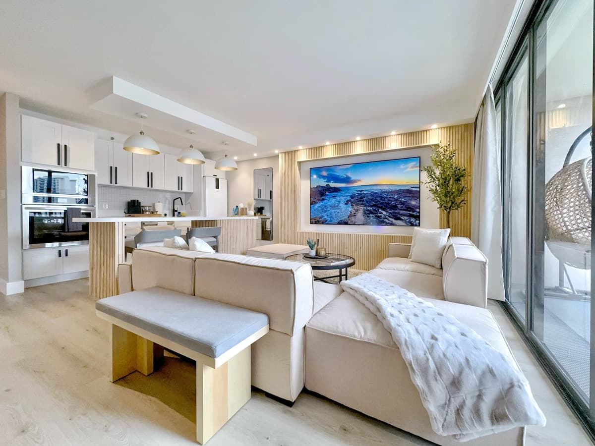 Upscale Ultra Modern Renovated 1BR+Free Parking! - Photo 2