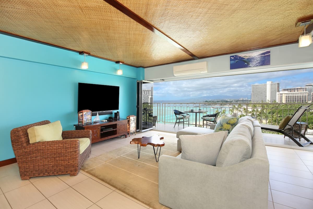 Condo in Honolulu · ★4.92 · 2 bedrooms · 3 beds · 2 private baths - Photo 2