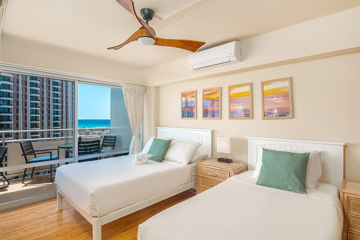 Condo in Honolulu · ★4.88 · 2 bedrooms · 4 beds · 2 private baths - Photo 2