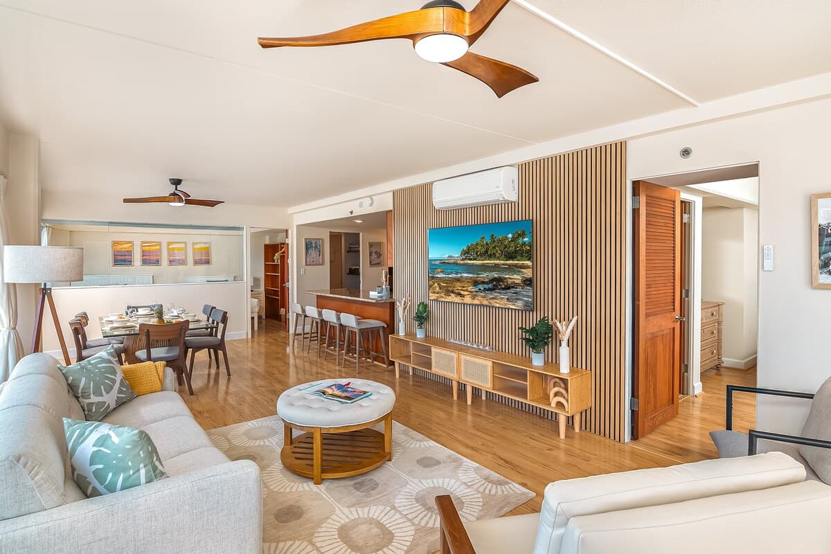 Condo in Honolulu · ★4.88 · 2 bedrooms · 4 beds · 2 private baths - Photo 4